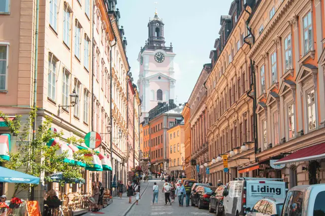 Gasse in Stockholms Altstadt Gamla Stan mit Blick auf den Turm der Storkyrkan