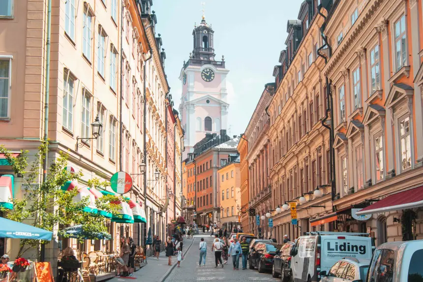 Gasse in Stockholms Altstadt Gamla Stan mit Blick auf den Turm der Storkyrkan