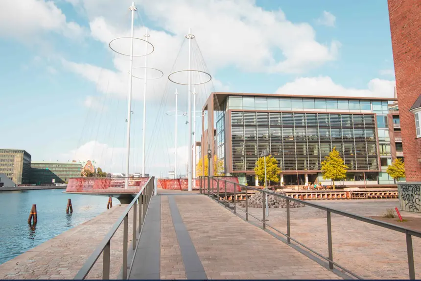 Die Kreisbrücke Cirkelbroen mit ihren mastartigen Pylonen am Kanal in Kopenhagen