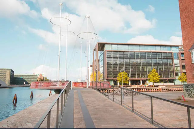 Die Kreisbrücke Cirkelbroen mit ihren mastartigen Pylonen am Kanal in Kopenhagen