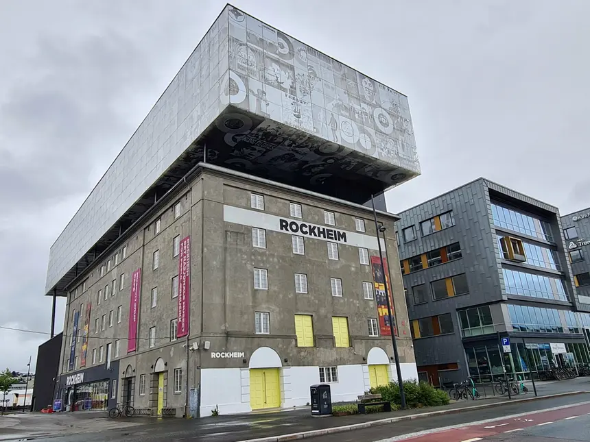 Das Rockheim-Museum in Trondheim mit auskragendem Plattencover-Kubus auf dem Altbau
