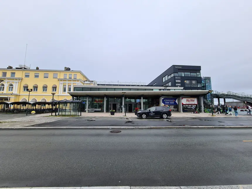 Gelber Altbau und moderner Anbau des Bahnhofs Trondheim Sentralstasjon