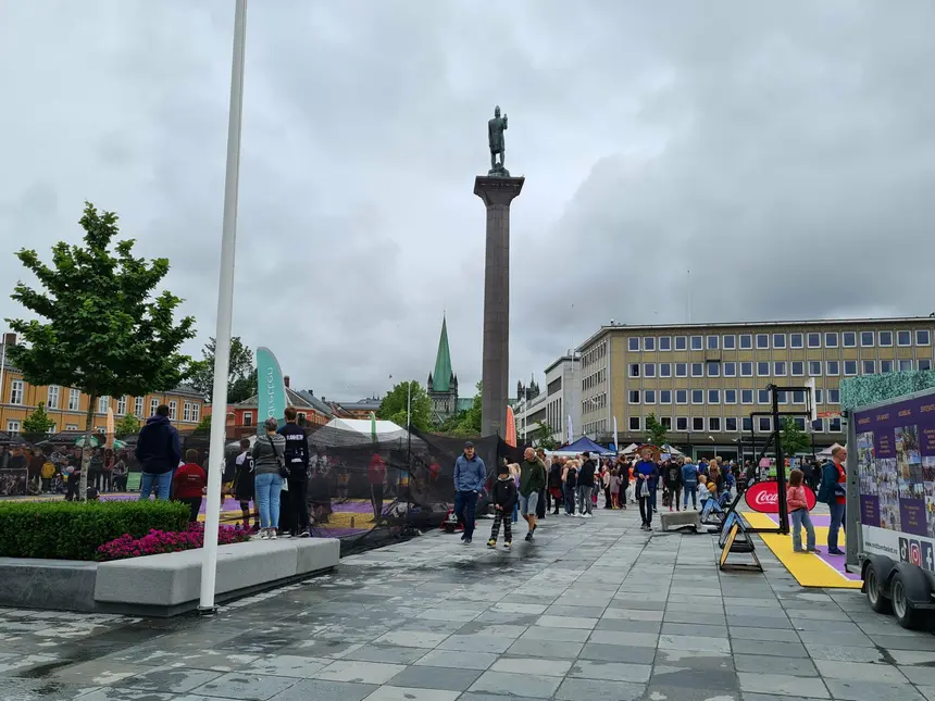 Statue von König Olav Tryggvason auf hoher Säule über dem Marktplatz Torvet in Trondheim