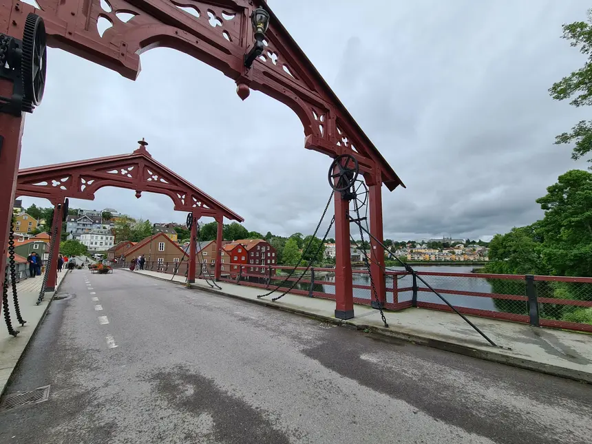 Rot verzierte Portale der Gamle Bybro mit Blick auf alte Speicherhäuser in Trondheim