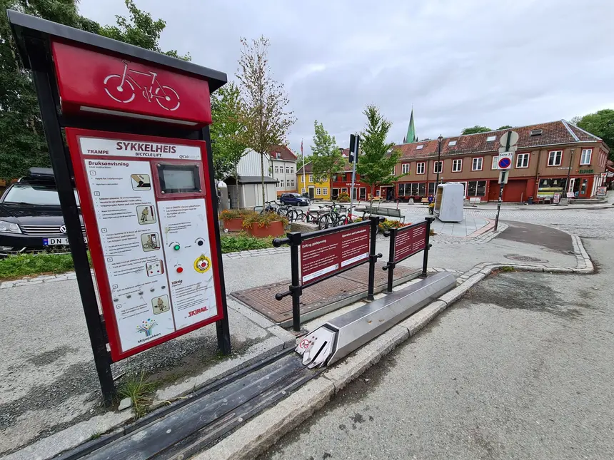 Startstation des Fahrradlifts Trampe mit Schiene im Bordstein in Trondheim