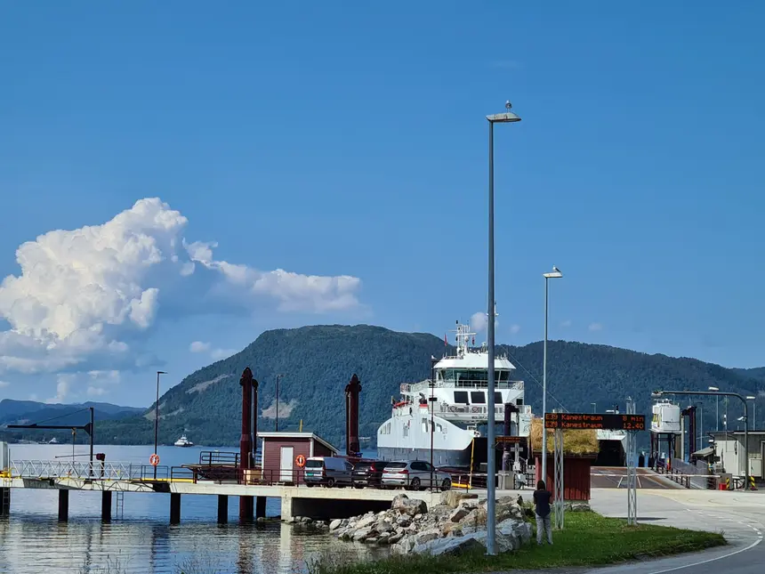 Fähranleger mit wartender Fähre nach Kanestraum am Fjord bei blauem Himmel