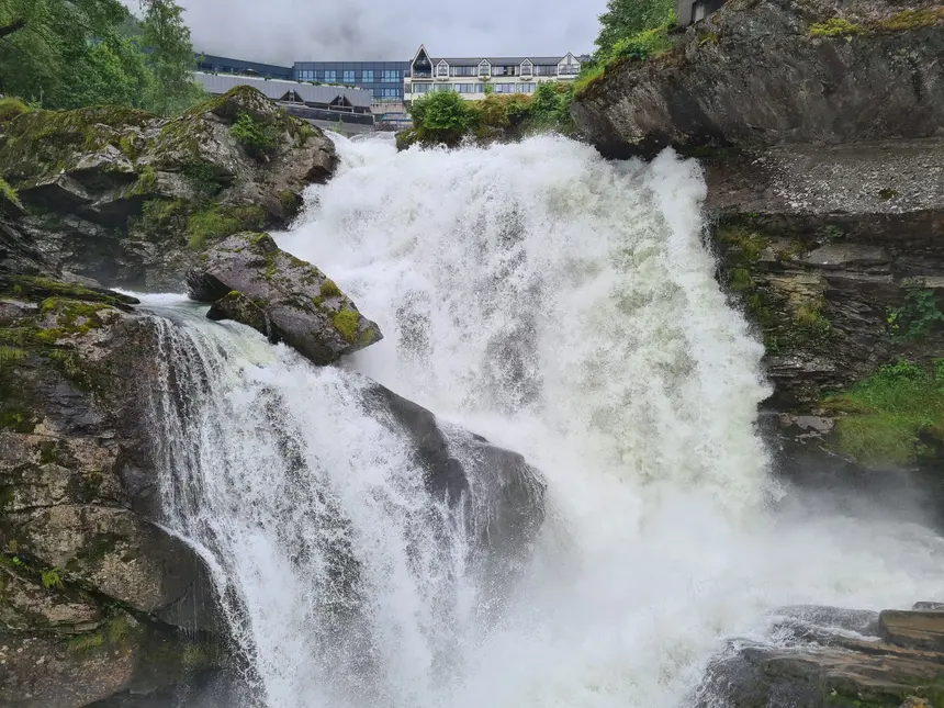 Tosender Wasserfall stürzt mitten durch das Dorf Geiranger