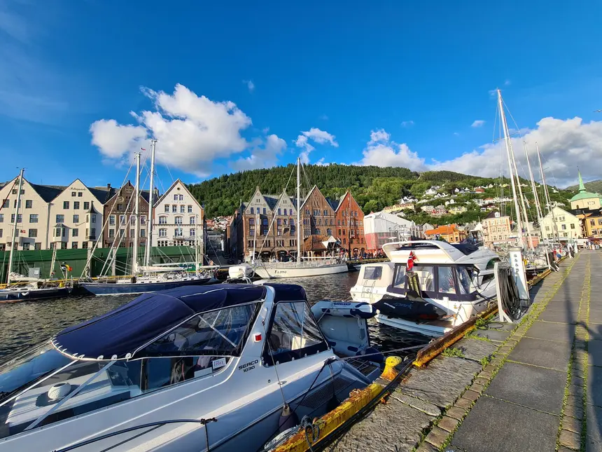 Boote im Hafen von Bergen vor den Giebelhäusern von Bryggen im Abendlicht