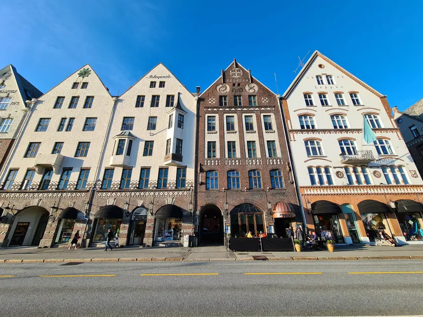 Historische Giebelfassaden mit kleinen Läden an der Bryggen-Zeile in Bergen