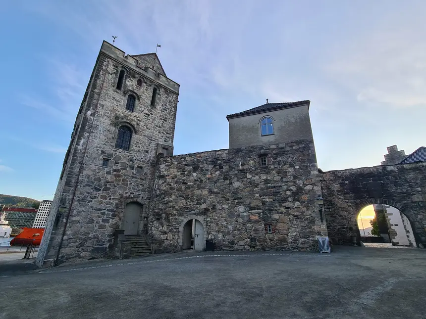 Der mittelalterliche Steinturm Rosenkrantztårnet auf der Festung Bergenhus in Bergen