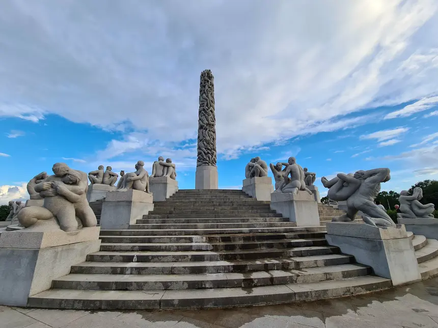 Der Monolith mit Granitskulpturen von Gustav Vigeland im Frognerpark in Oslo
