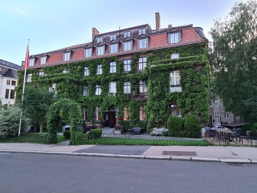 Efeuberankte Fassade des Clarion Collection Hotel Gabelshus in Oslo