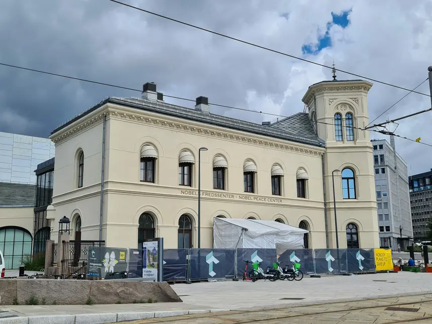 Das cremefarbene Gebäude des Nobel Friedenszentrums in Oslo mit Eckturm