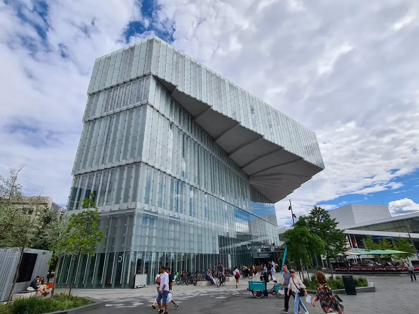 Gläserner Bau der Deichman Bibliothek in Oslo mit weit auskragendem Obergeschoss