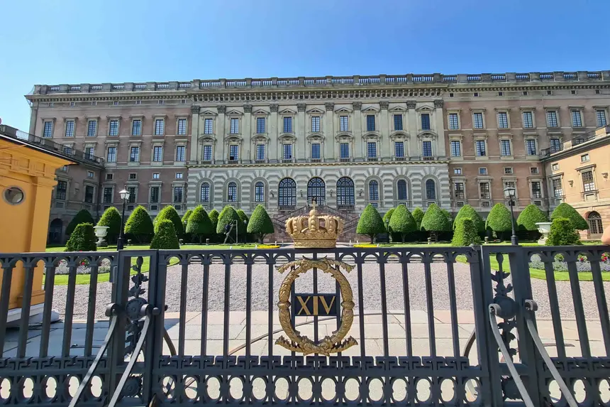 Fassade des Stockholmer Schlosses mit goldener Krone auf dem schmiedeeisernen Tor