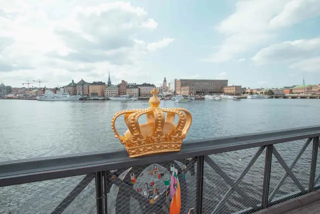 Vergoldete Krone auf der Brücke Skeppsholmsbron, dahinter Stockholms Altstadt-Ufer