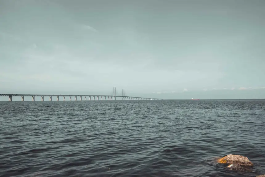 Öresundbrücke spannt sich am Horizont über die Meerenge zwischen Dänemark und Schweden