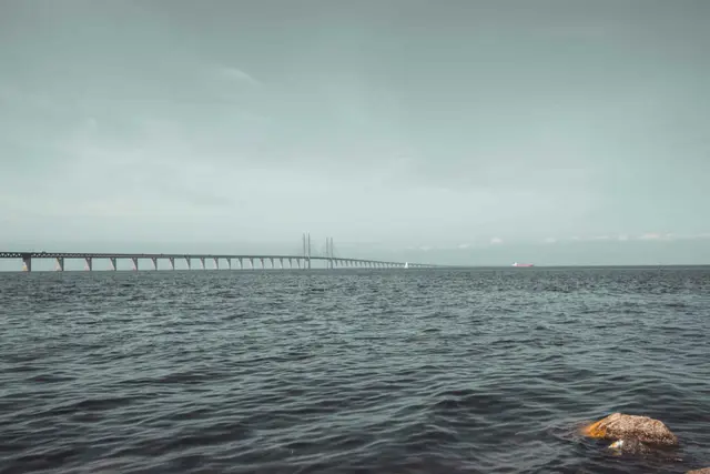 Öresundbrücke spannt sich am Horizont über die Meerenge zwischen Dänemark und Schweden