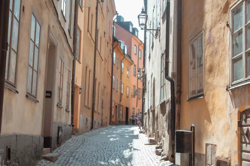 Kopfsteinpflaster-Gasse in der Stockholmer Altstadt Gamla Stan