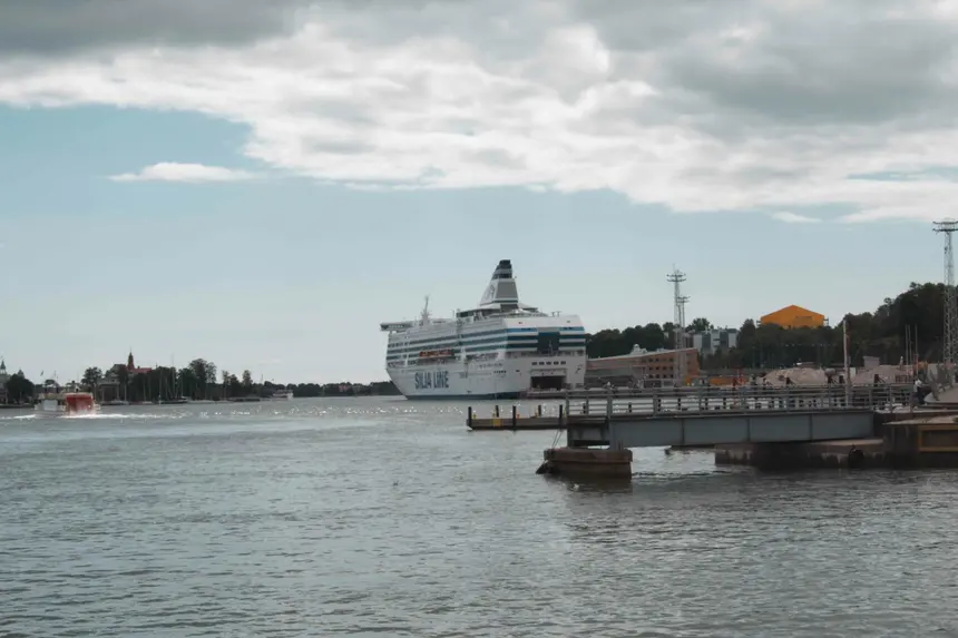 Silja-Line-Fähre liegt am Anleger im Hafen von Helsinki