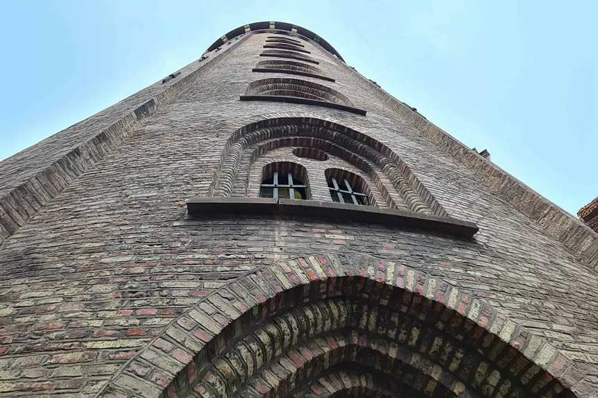 Backsteinmauerwerk des Rundetarn in Kopenhagen aus der Froschperspektive