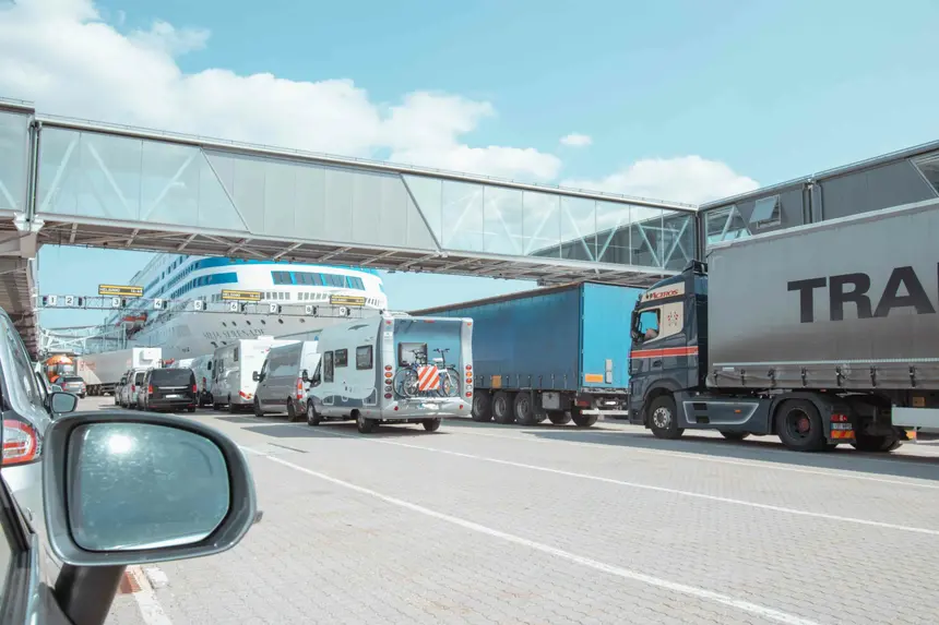 Wartende Fahrzeugschlangen vor der Silja-Fähre nach Helsinki am Terminal