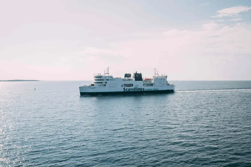 Scandlines-Hybridfähre auf der Ostsee zwischen Puttgarden und Rødby