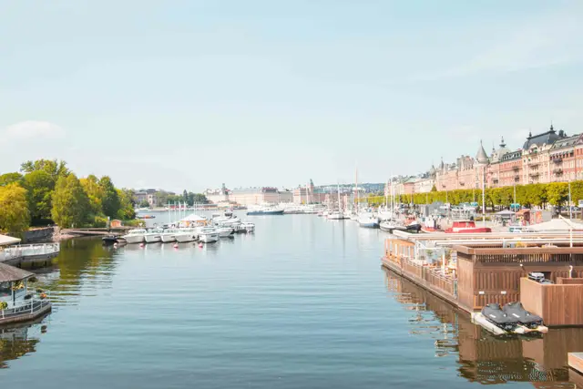 Blick von der Djurgårdsbrücke auf Boote und die Prachtbauten am Strandvägen