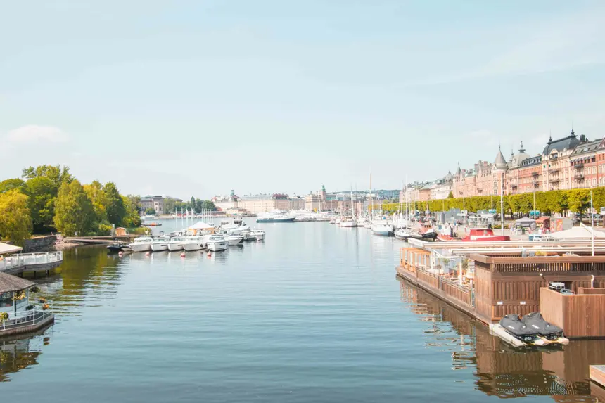 Blick von der Djurgårdsbrücke auf Boote und die Prachtbauten am Strandvägen
