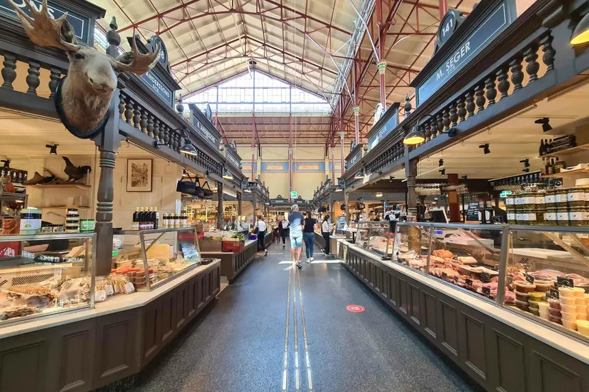 Marktgänge mit Delikatessentheken und Elchkopf in der Östermalms Saluhall