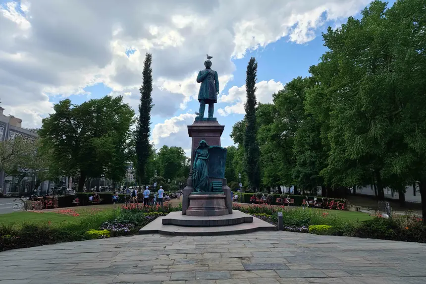 Runeberg-Denkmal auf der Esplanadi in Helsinki, eine Möwe sitzt auf dem Kopf
