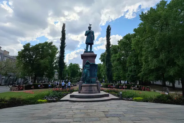 Runeberg-Denkmal auf der Esplanadi in Helsinki, eine Möwe sitzt auf dem Kopf