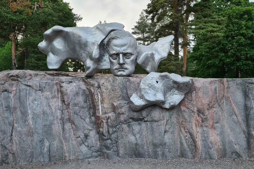 Sibelius-Denkmal mit silbernen Stahlrohren und Gesichtsrelief des Komponisten