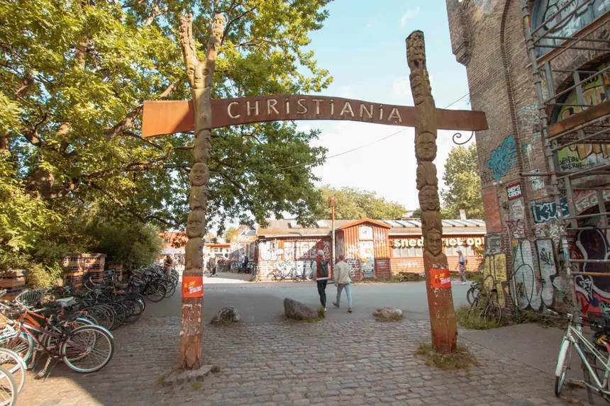 Geschnitzte Holzpfosten am Eingangstor der Freistadt Christiania in Kopenhagen