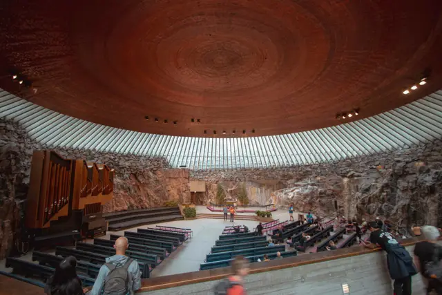 Kupferkuppel und rohe Felswände im Inneren der Felsenkirche in Helsinki