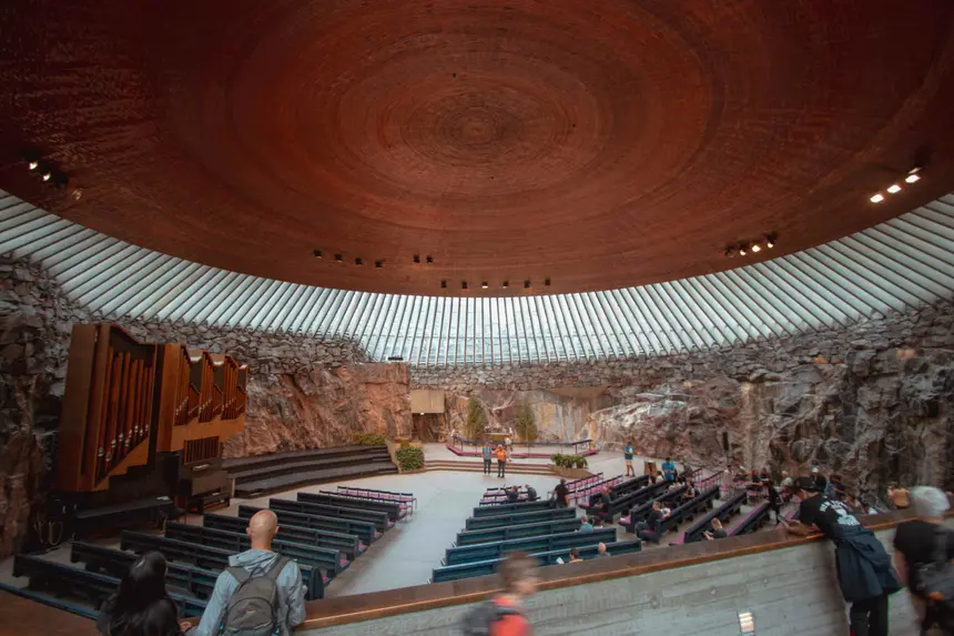 Kupferkuppel und rohe Felswände im Inneren der Felsenkirche in Helsinki