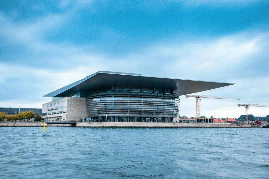Königliche Oper Kopenhagen mit weit auskragendem Flachdach direkt am Hafenbecken