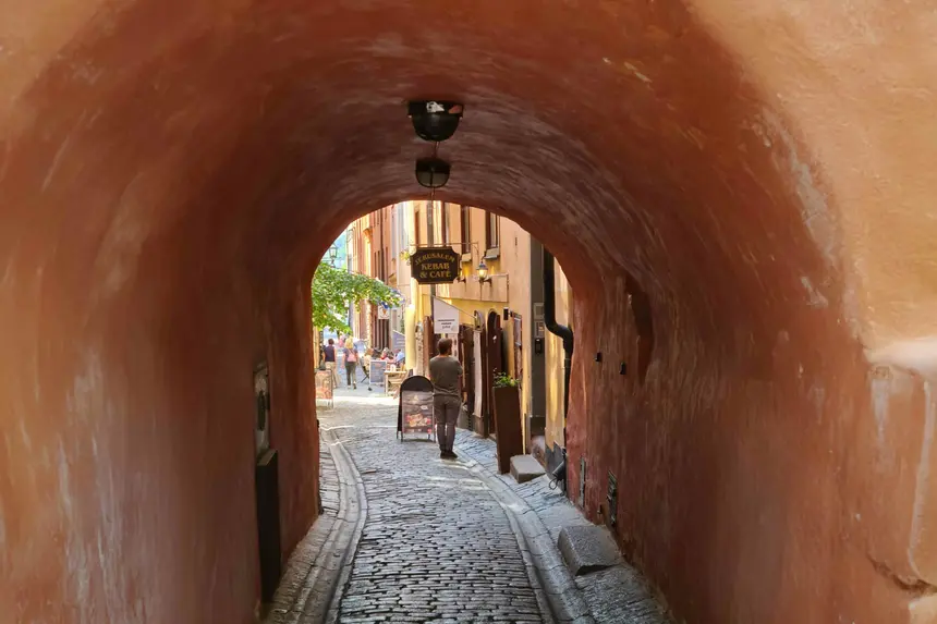 Tunnelartige Passage mit Kopfsteinpflaster in einer engen Gasse von Gamla Stan