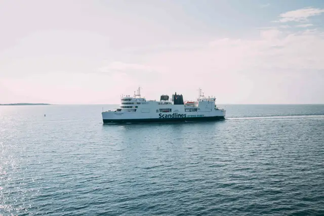 Scandlines-Hybridfähre auf ruhiger Ostsee im weichen Morgenlicht