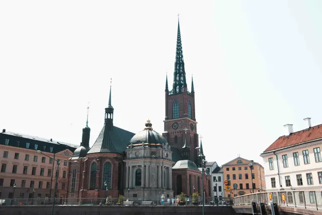 Riddarholmskyrkan mit durchbrochener gusseiserner Turmspitze über den Dächern der Riddarholmen