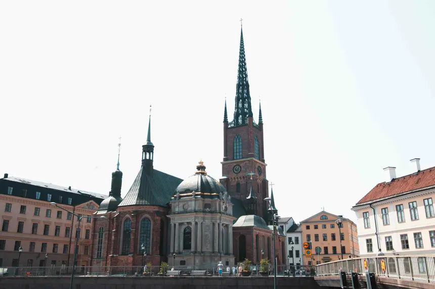 Riddarholmskyrkan mit durchbrochener gusseiserner Turmspitze über den Dächern der Riddarholmen