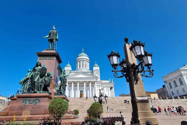 Alexander-II.-Denkmal und weißer Dom von Helsinki am Senatsplatz unter tiefblauem Himmel