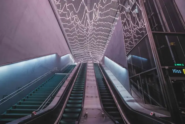 Rolltreppen der Station Odenplan unter einer Decke aus weißen Lichtlinien
