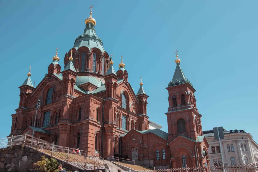 Uspenski-Kathedrale mit goldenen Zwiebeltürmen auf ihrem Felssockel vor blauem Himmel