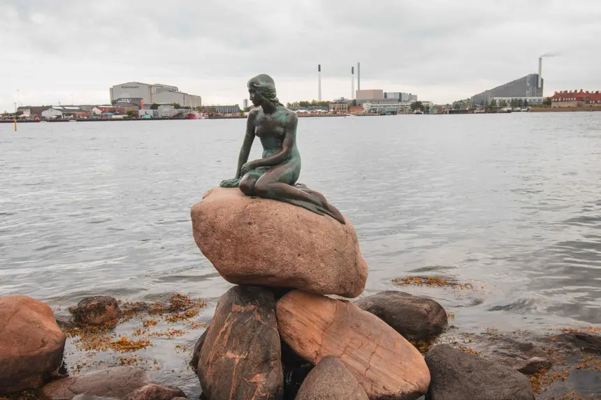 Bronzestatue der kleinen Meerjungfrau auf ihrem Felsen im Kopenhagener Hafen