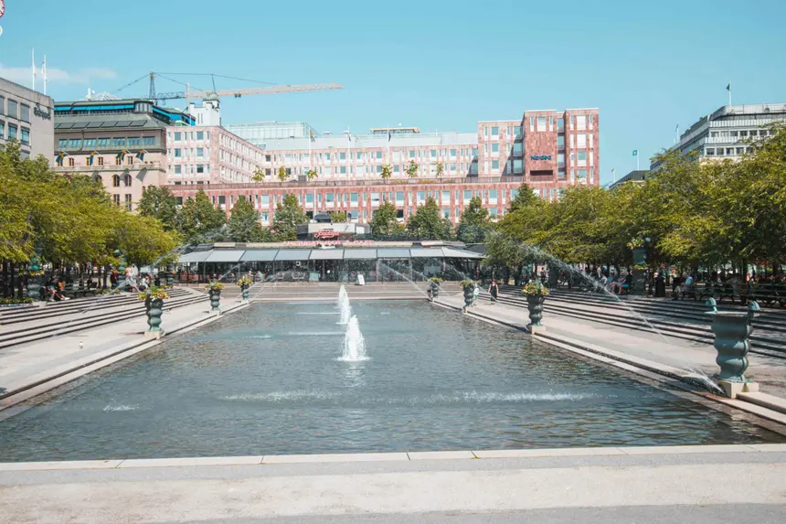 Wasserbecken mit Fontänen und Sitzstufen im Kungsträdgården in Stockholm