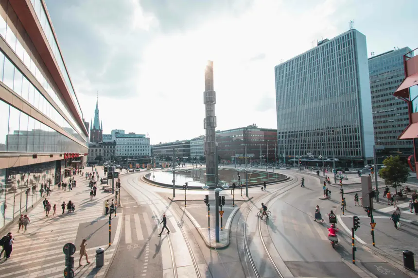 Der gläserne Obelisk auf dem Sergels torg im modernen Zentrum Stockholms
