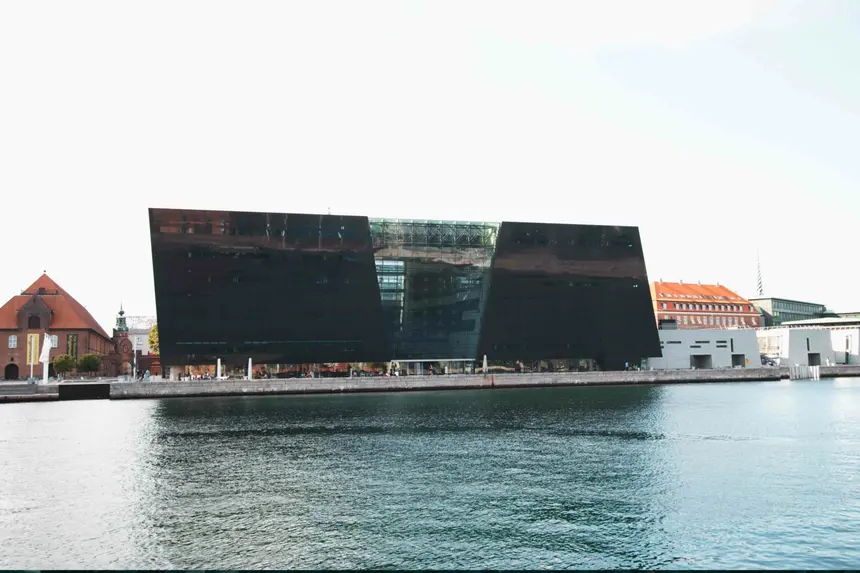 Die schwarz spiegelnde Granitfassade des Schwarzen Diamanten am Hafen von Kopenhagen