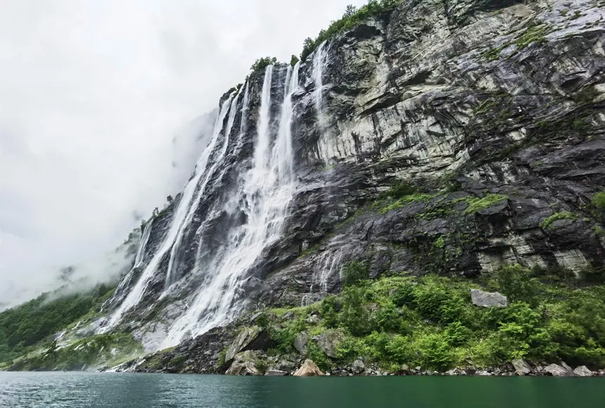 Aufs Wasser: Sightseeing-Boot oder Speedboot?