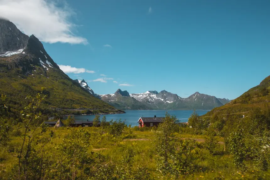 Helle Häuser von Gryllefjord unter der zerklüfteten Bergkette Senjas